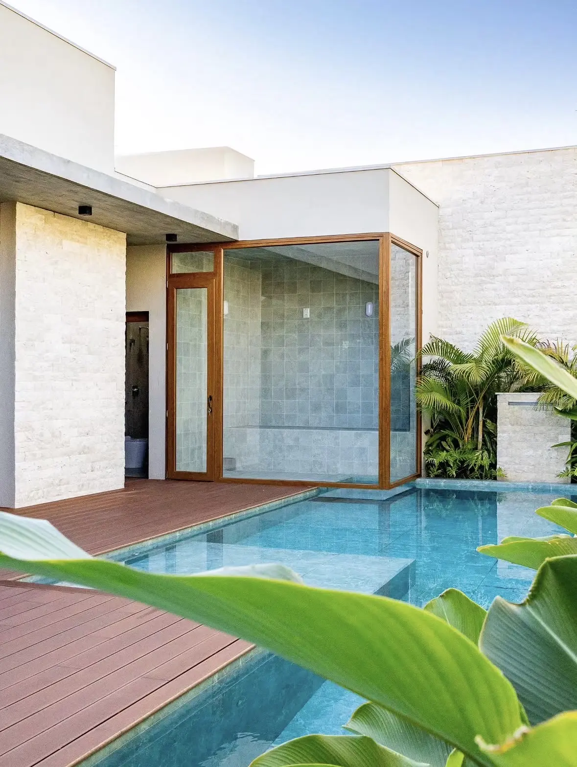 Casa com piscina e esquadrias de PVC Golden Oak