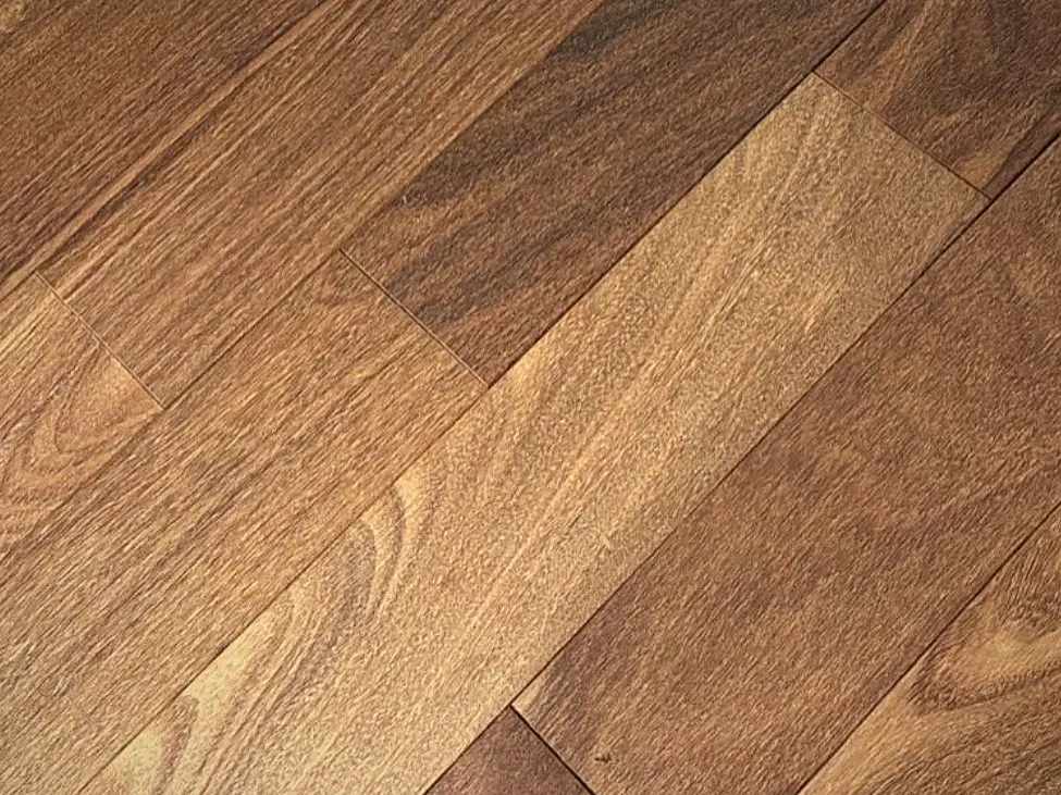 Piso em tábuas maciças de tom escuro