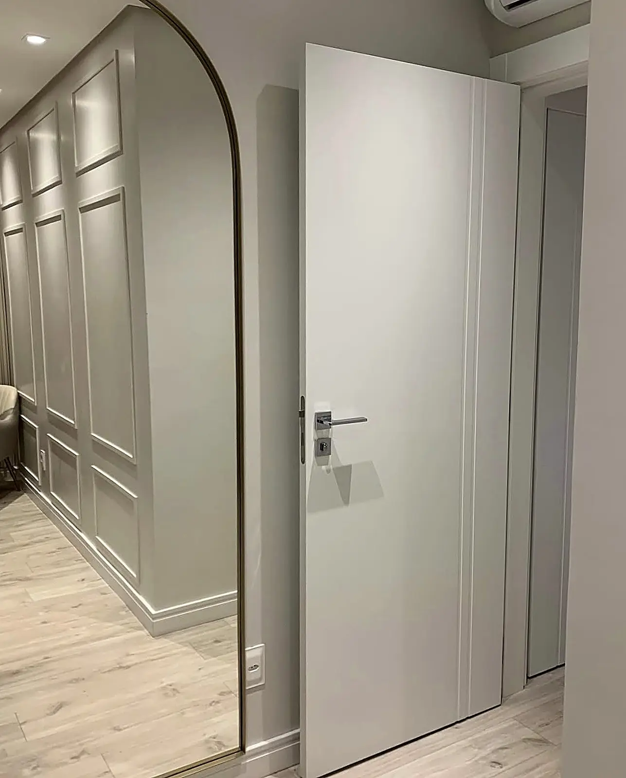 Porta em WPC em sistema piso ao teto