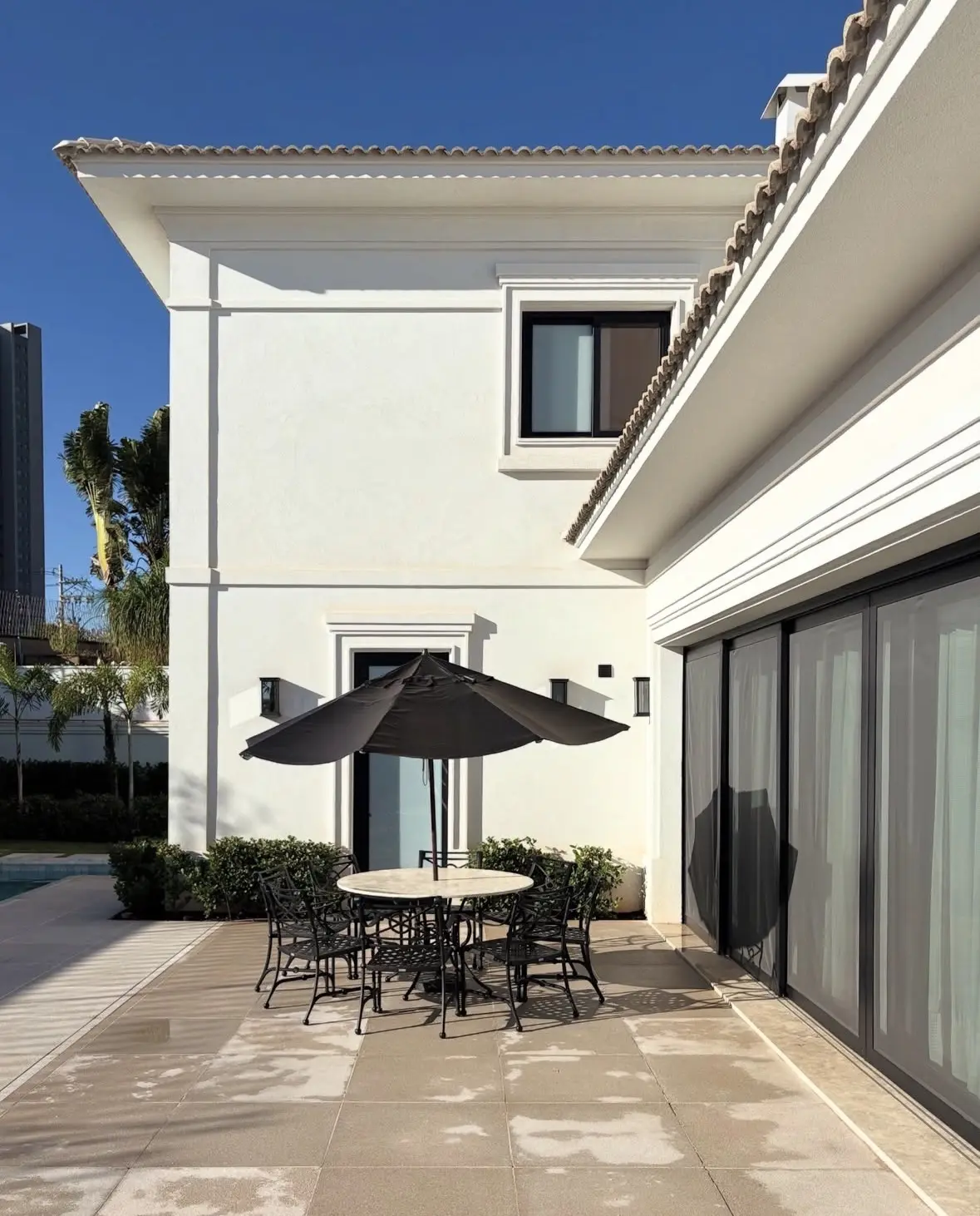Casa clássica branca com esquadrias de PVC Preto Laminado
