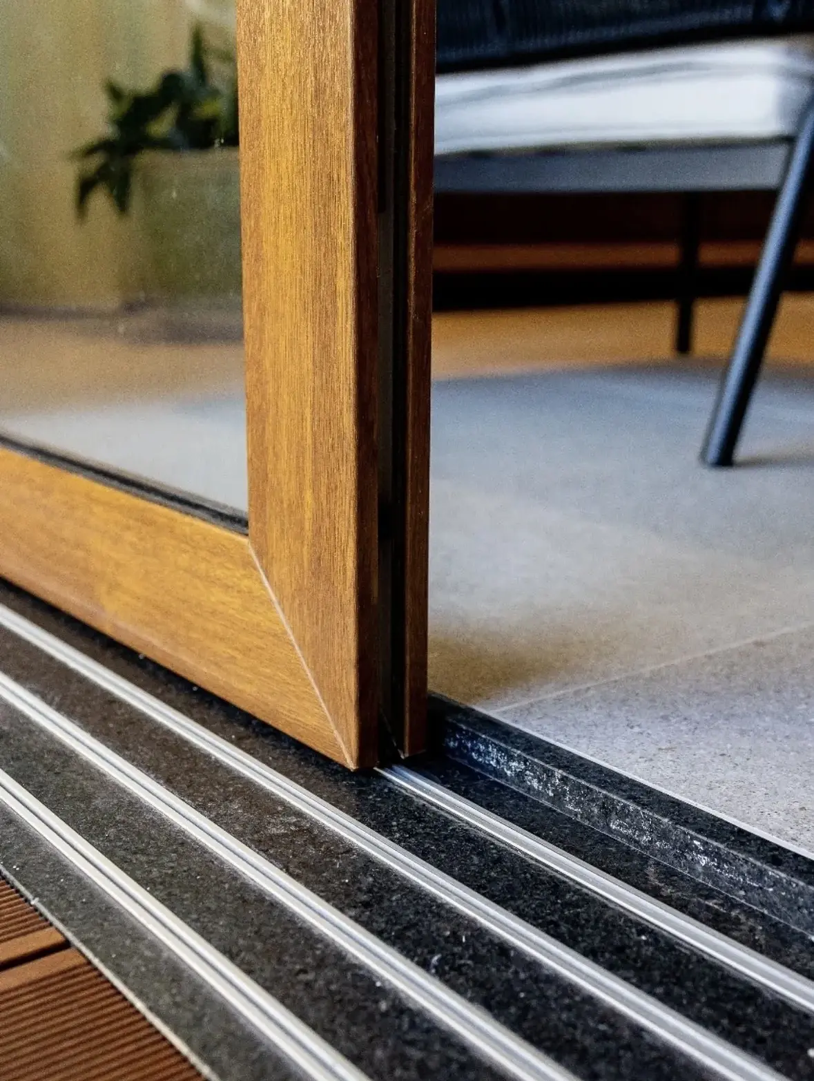 Detalhe do trilho e perfil de porta de correr em PVC