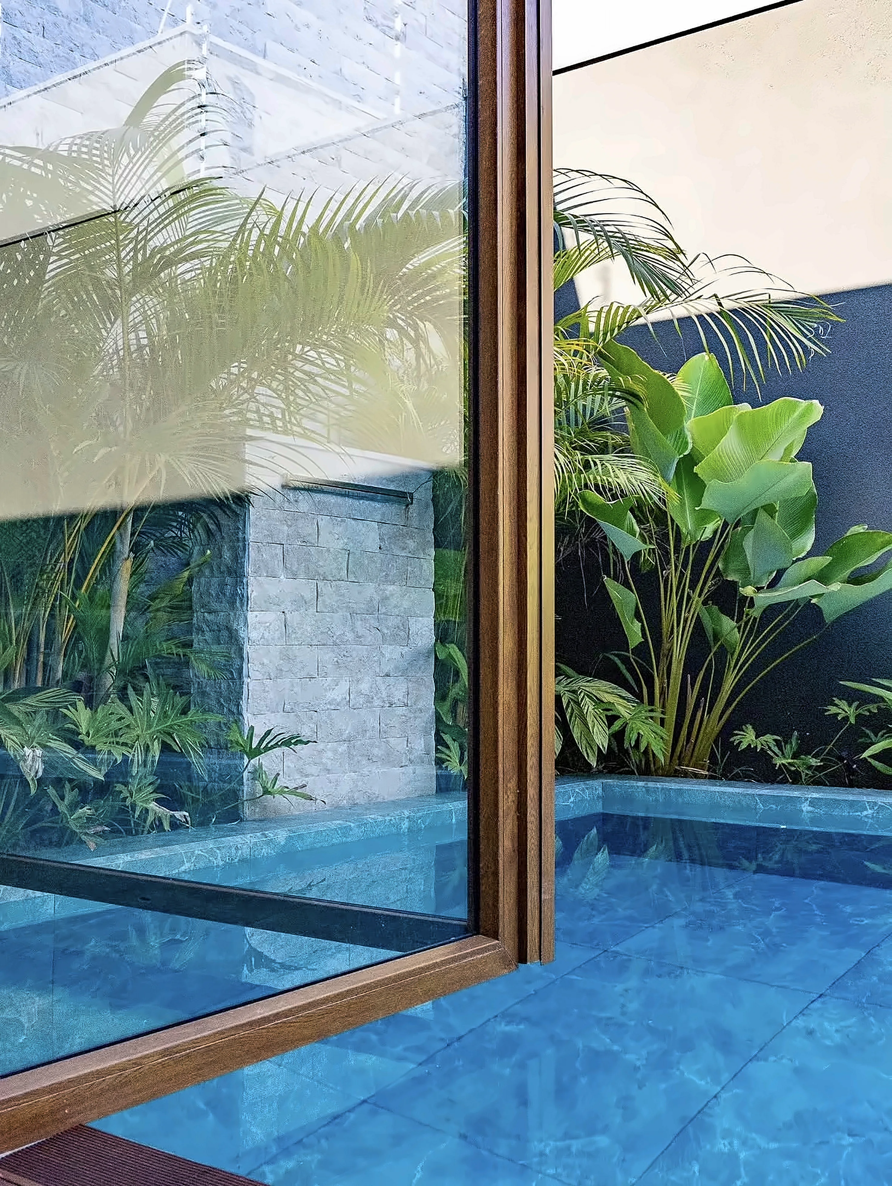 Esquadria de PVC Golden Oak voltada para piscina