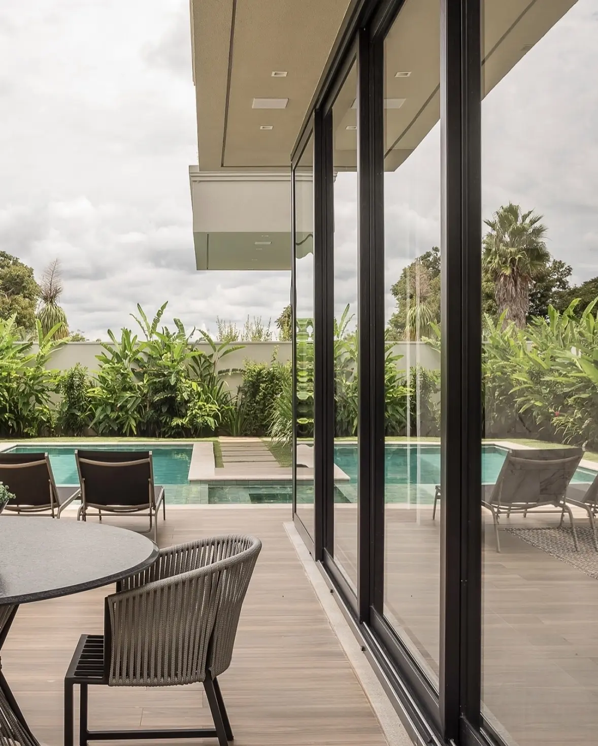 Portas de correr pretas voltadas para a piscina