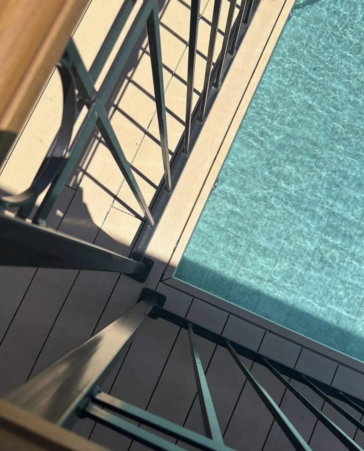 Deck em Super WPC ao lado de piscina
